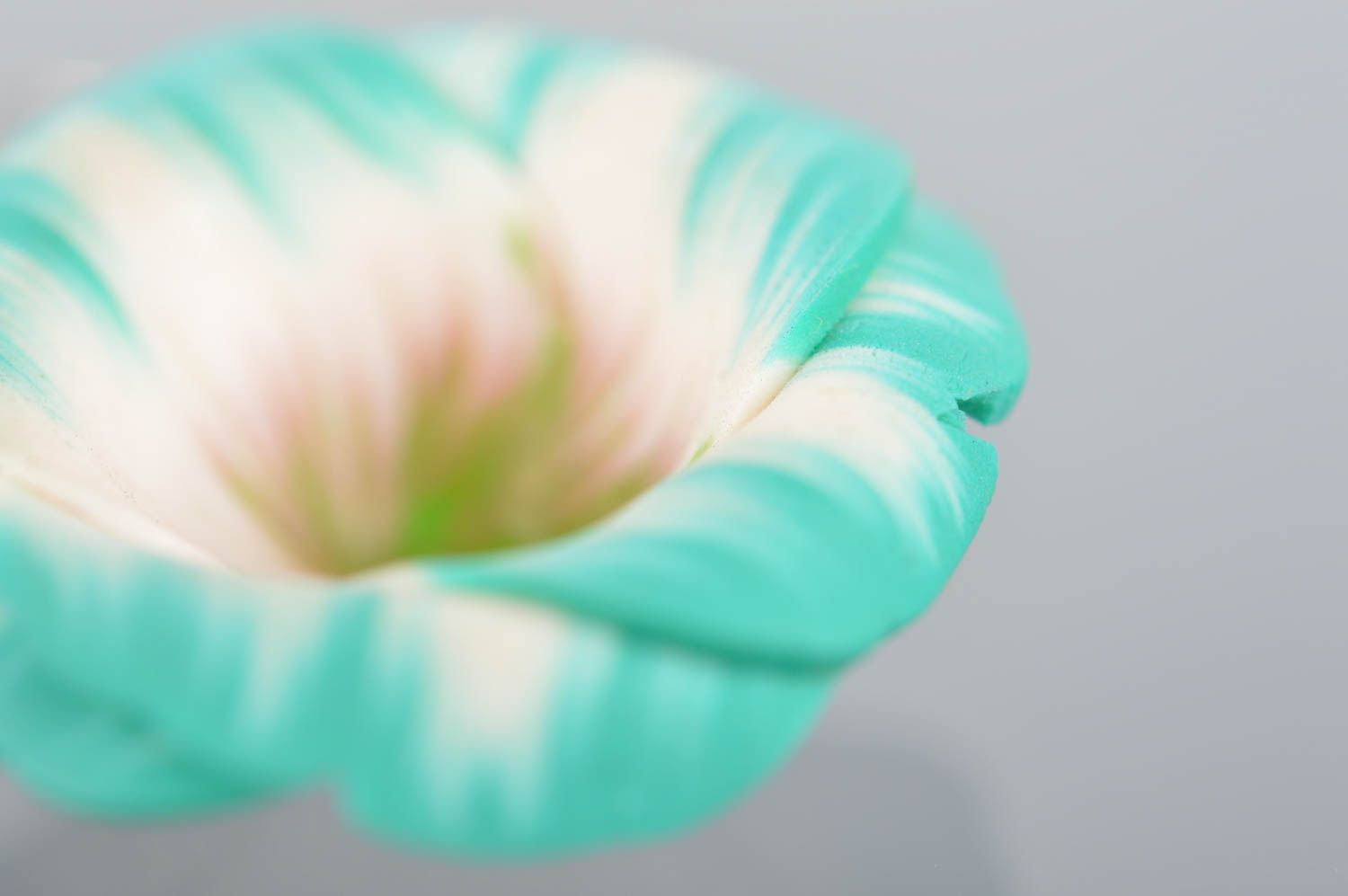 Серьги из полимерной глины ручной работы голубые с белым красивые Цветы фото 4