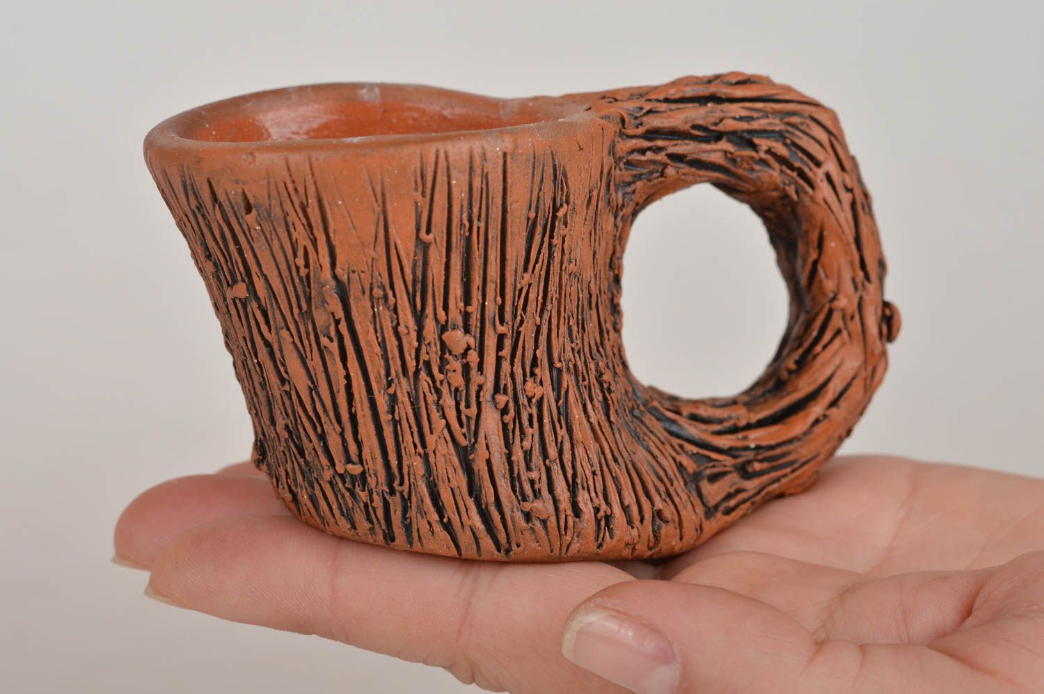 Глиняная чашка оригинальная с имитацией дерева ручной работы объемом 50 мл фото 3