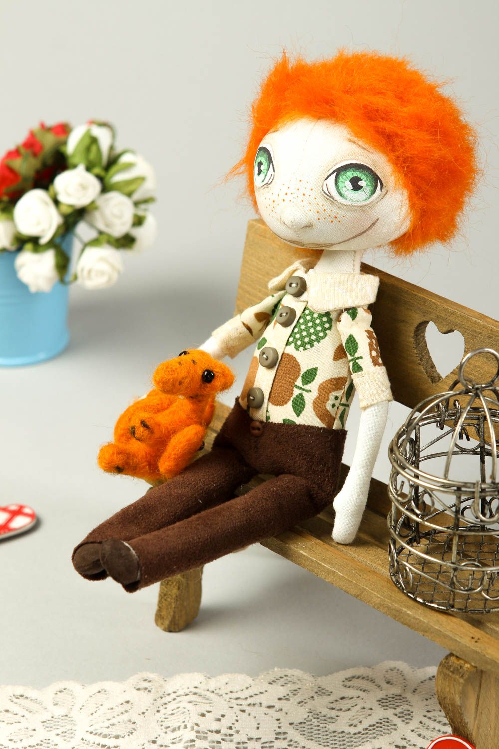 Bambola insolita in cotone fatta a mano pupazzo tessile originale e decorativo foto 1