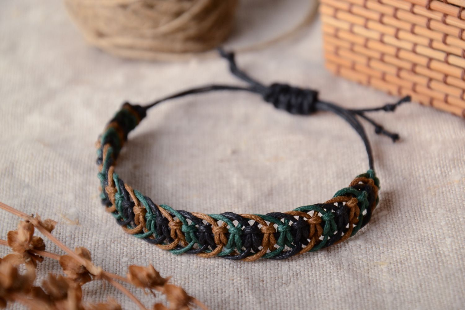 Плетеный браслет из вощеного шнурка фото 1