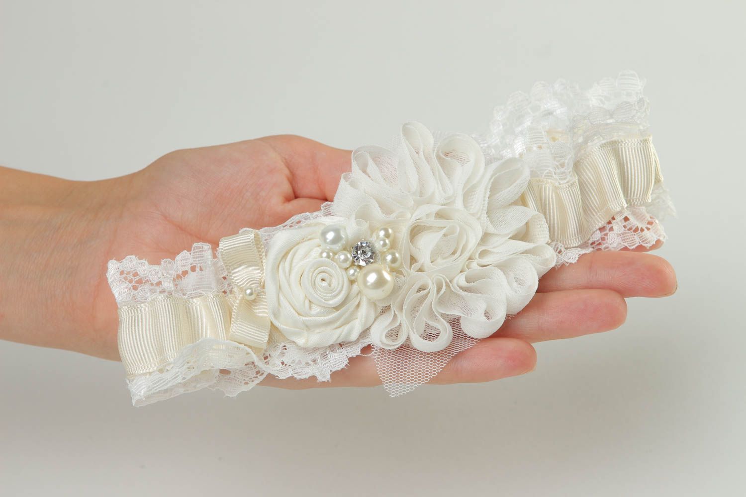 Подвязка невесты ручной работы белая подвязка на свадьбу свадебный аксессуар фото 5