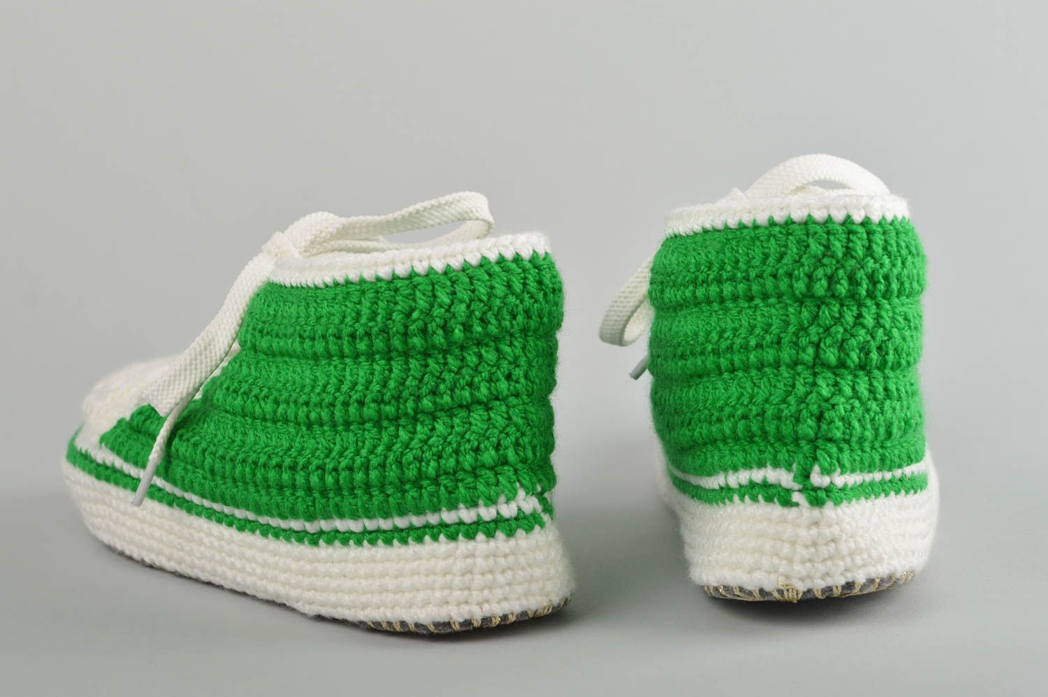 Домашние тапочки ручной работы кроссовки крючком вязаные кроссовки зеленые белые фото 5