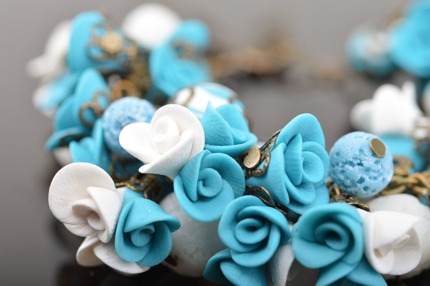 Pulsera hecha a mano con flores de arcilla polimérica blancas y azules  foto 2