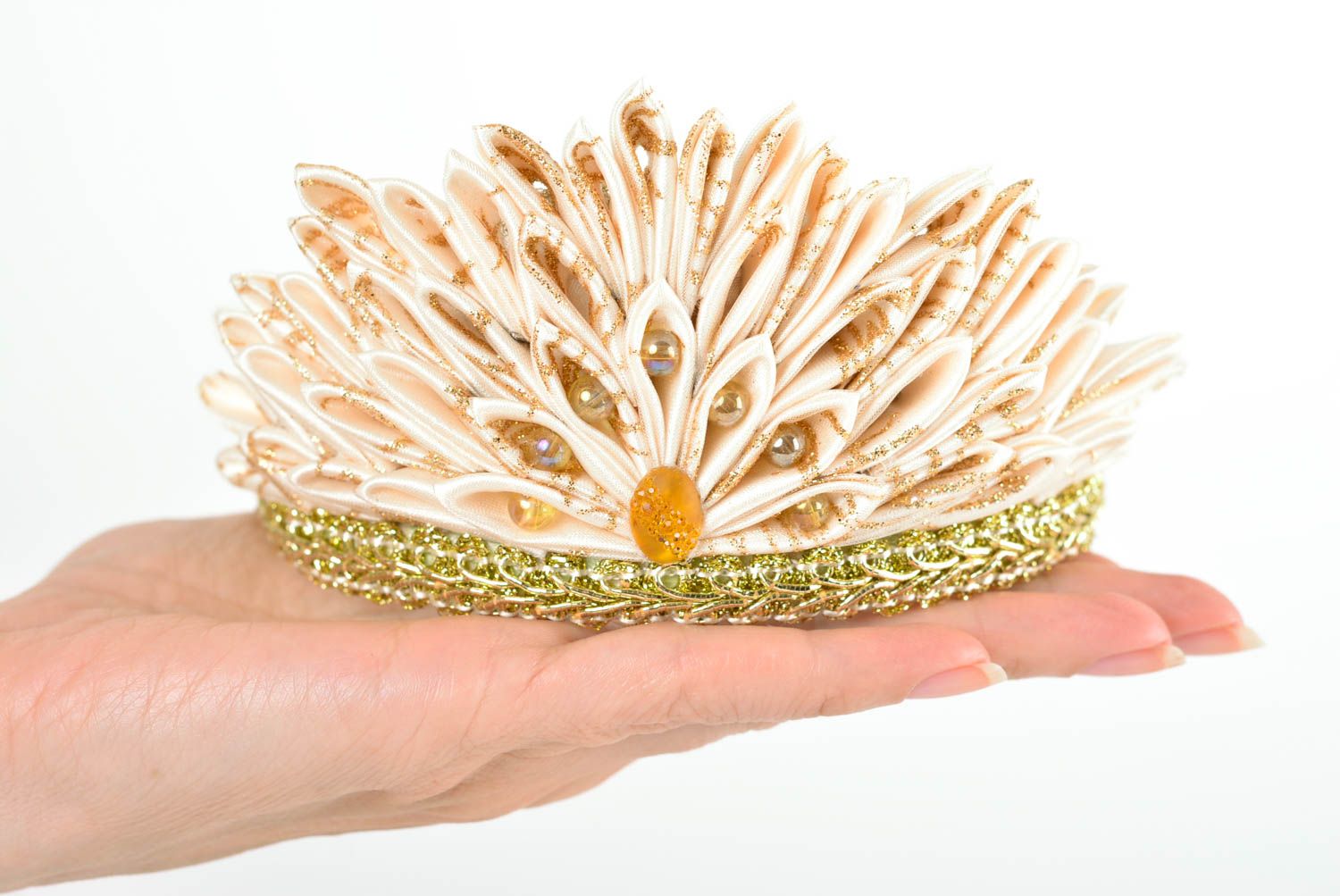 Аксессуар для волос ручной работы необычный подарок обруч с короной бежевый фото 3