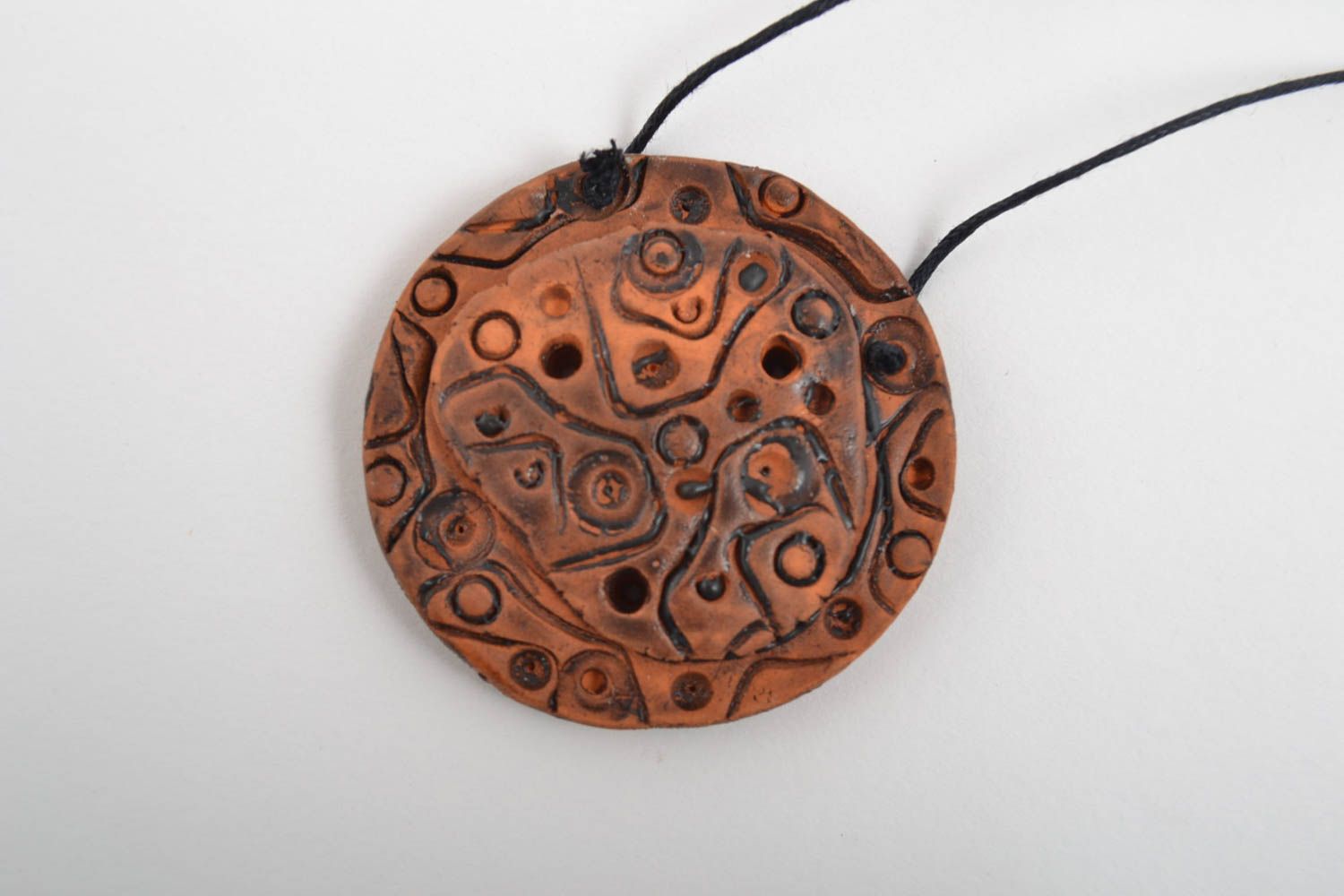 Глиняный кулон ручной работы украшения из натуральных материалов круглый кулон фото 1