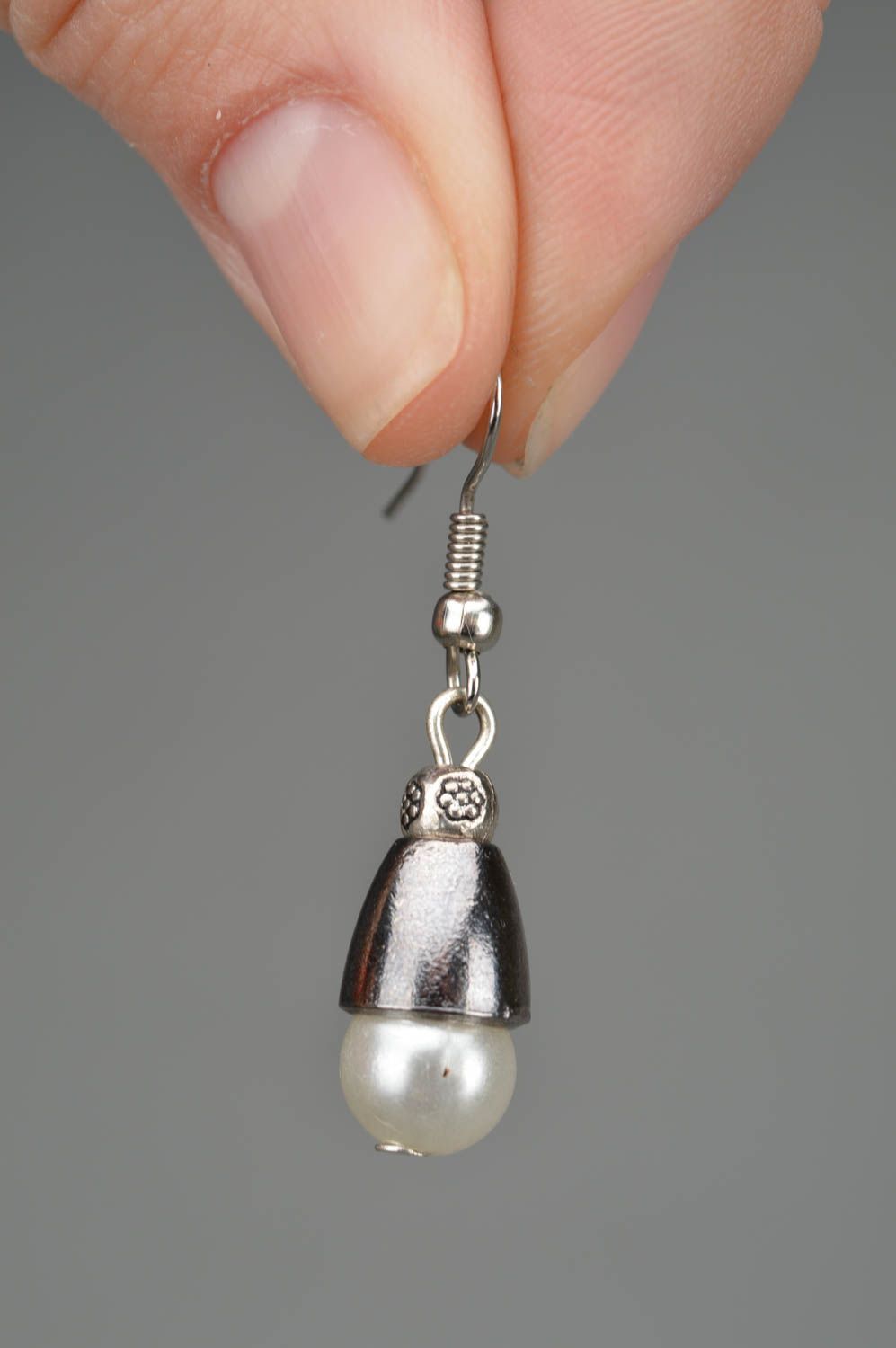 Boucles d'oreilles en métal faites main avec perles d'imitation originales photo 3