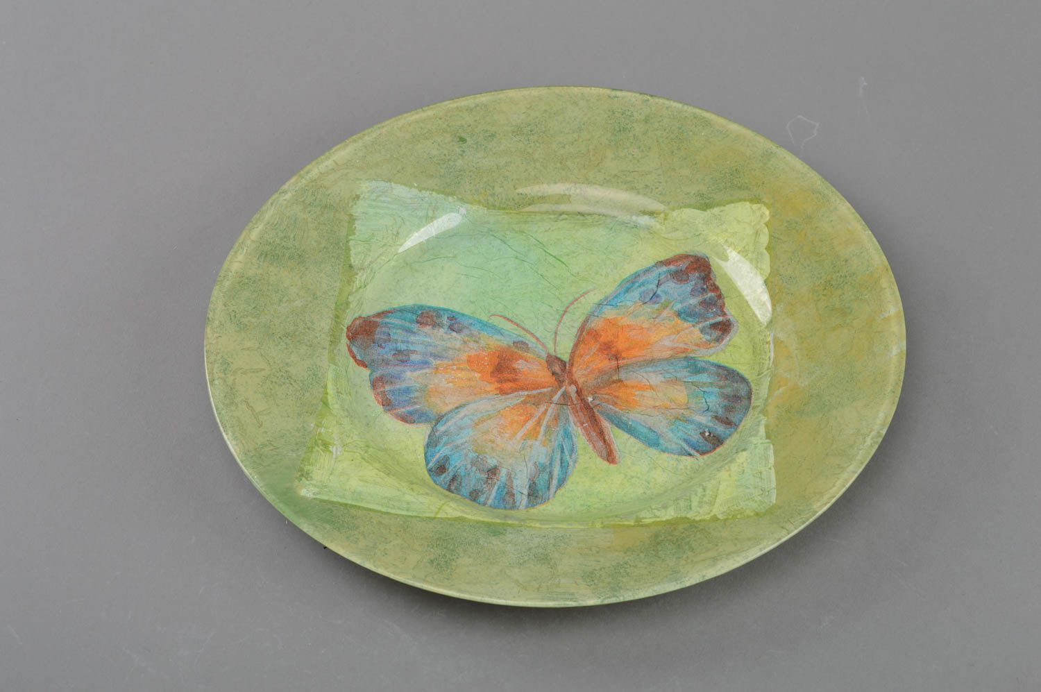 Assiette décorative en verre ronde verte faite main en serviettage Papillon photo 1
