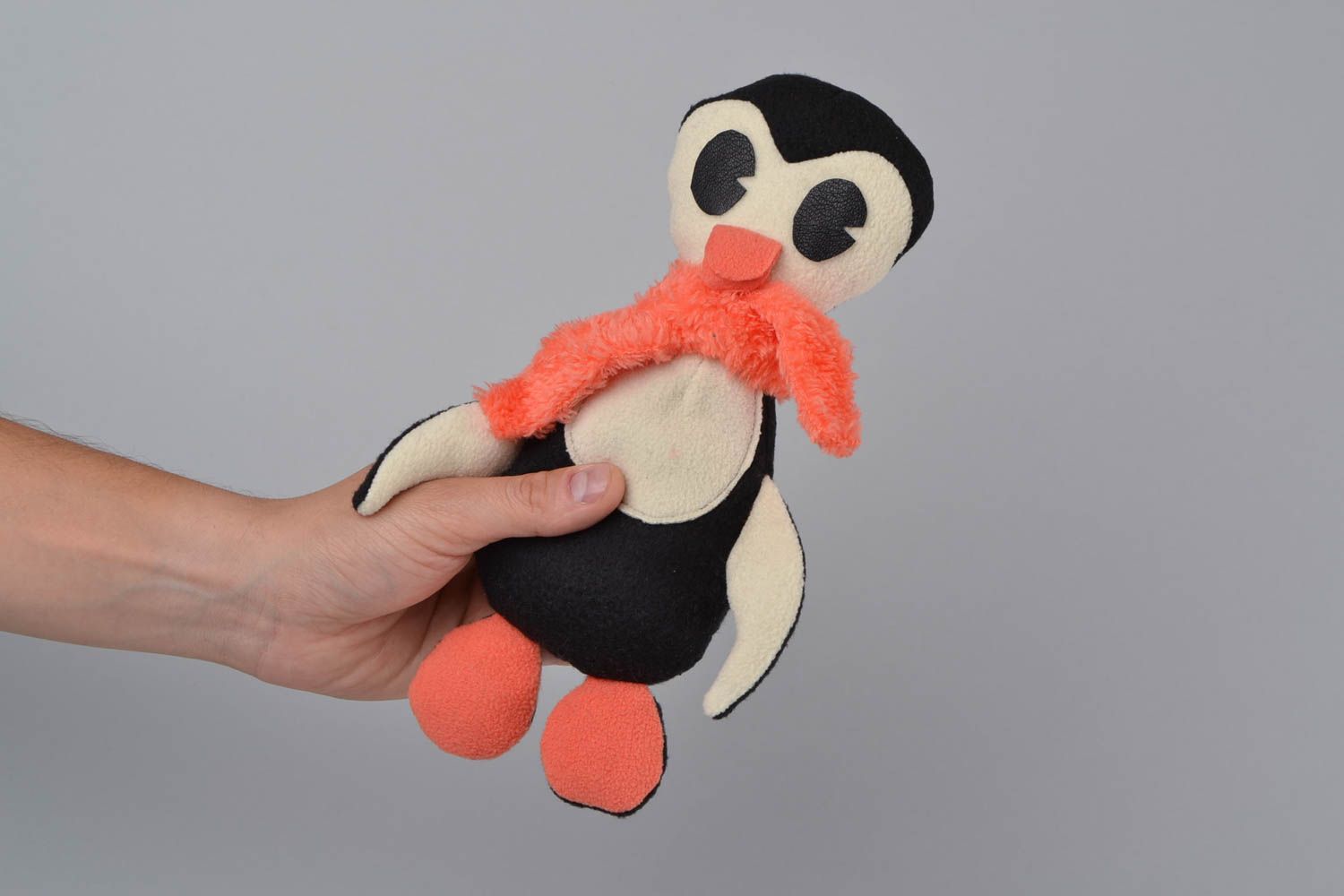 Schönes niedliches handmade Kuscheltier Pinguin für Kinder Künstlerarbeit foto 2