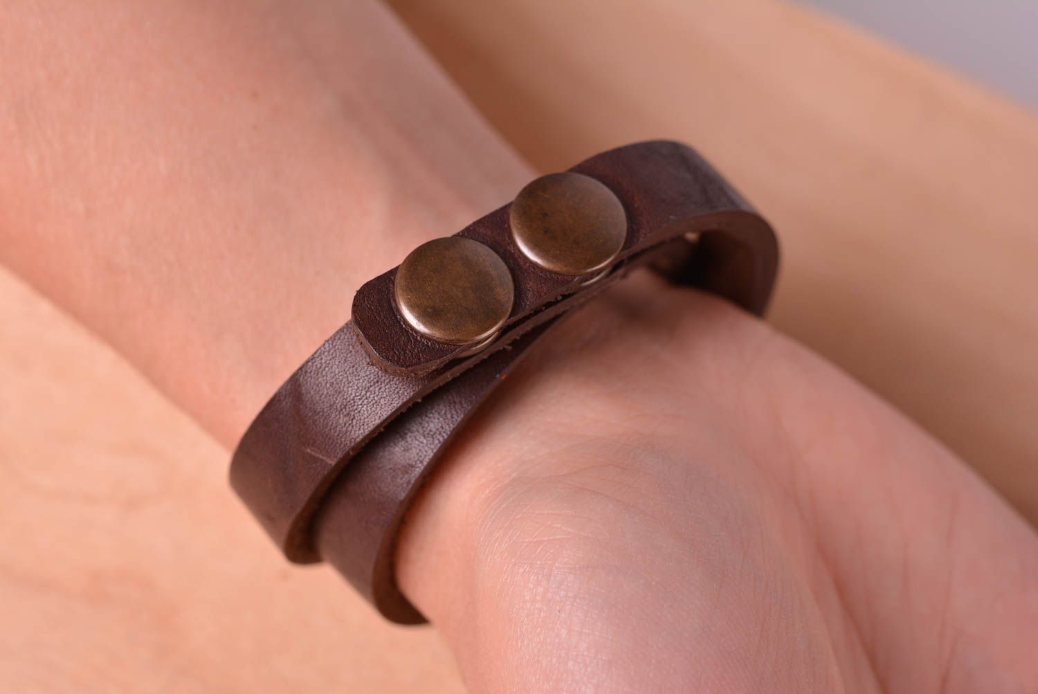Кожаный браслет ручной работы украшение из кожи симпатичный браслет на руку фото 3