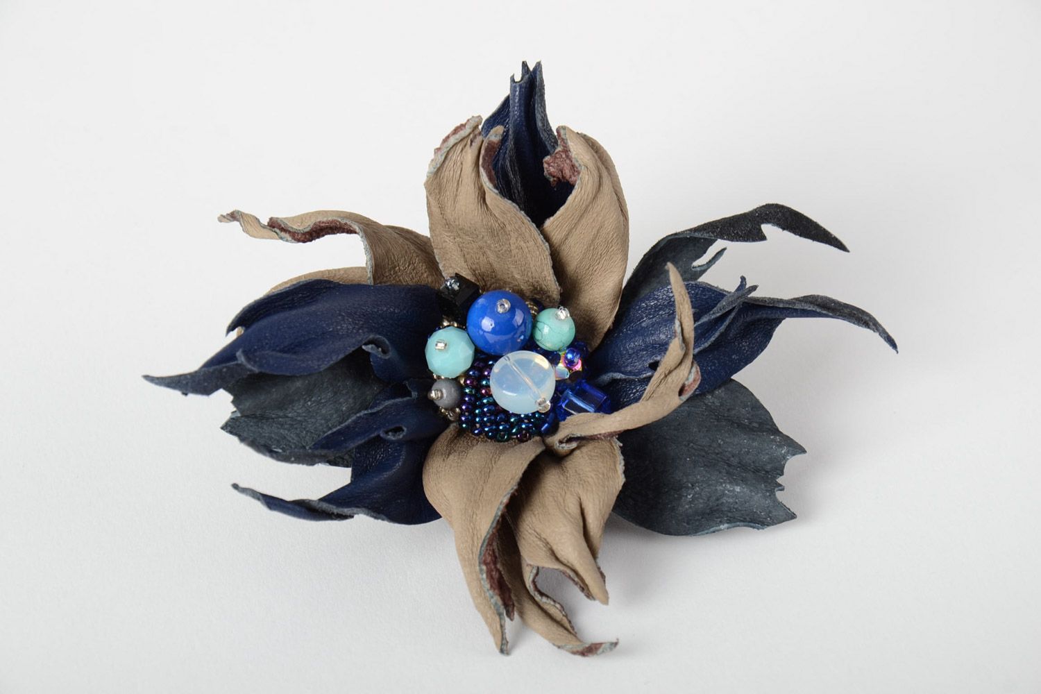 Broche en cuir fleur faite main beige bleu avec perles fantaisie et de rocaille photo 3