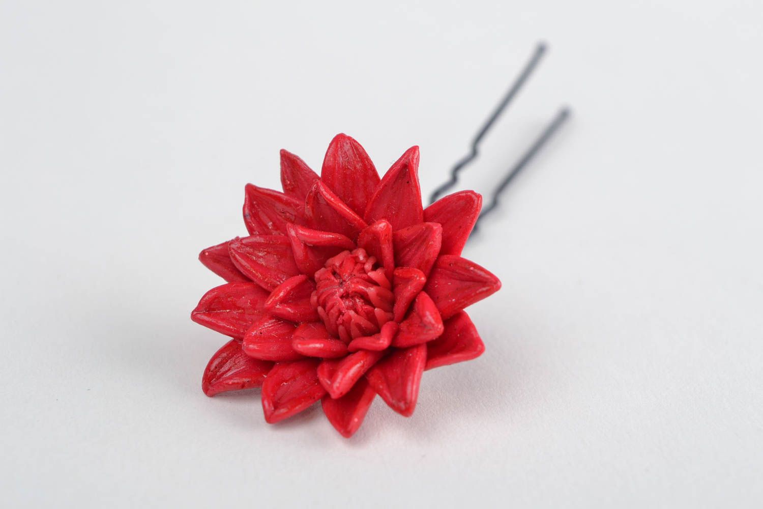 Épingle à cheveux avec fleur rouge faite main en pâte polymère de design photo 5