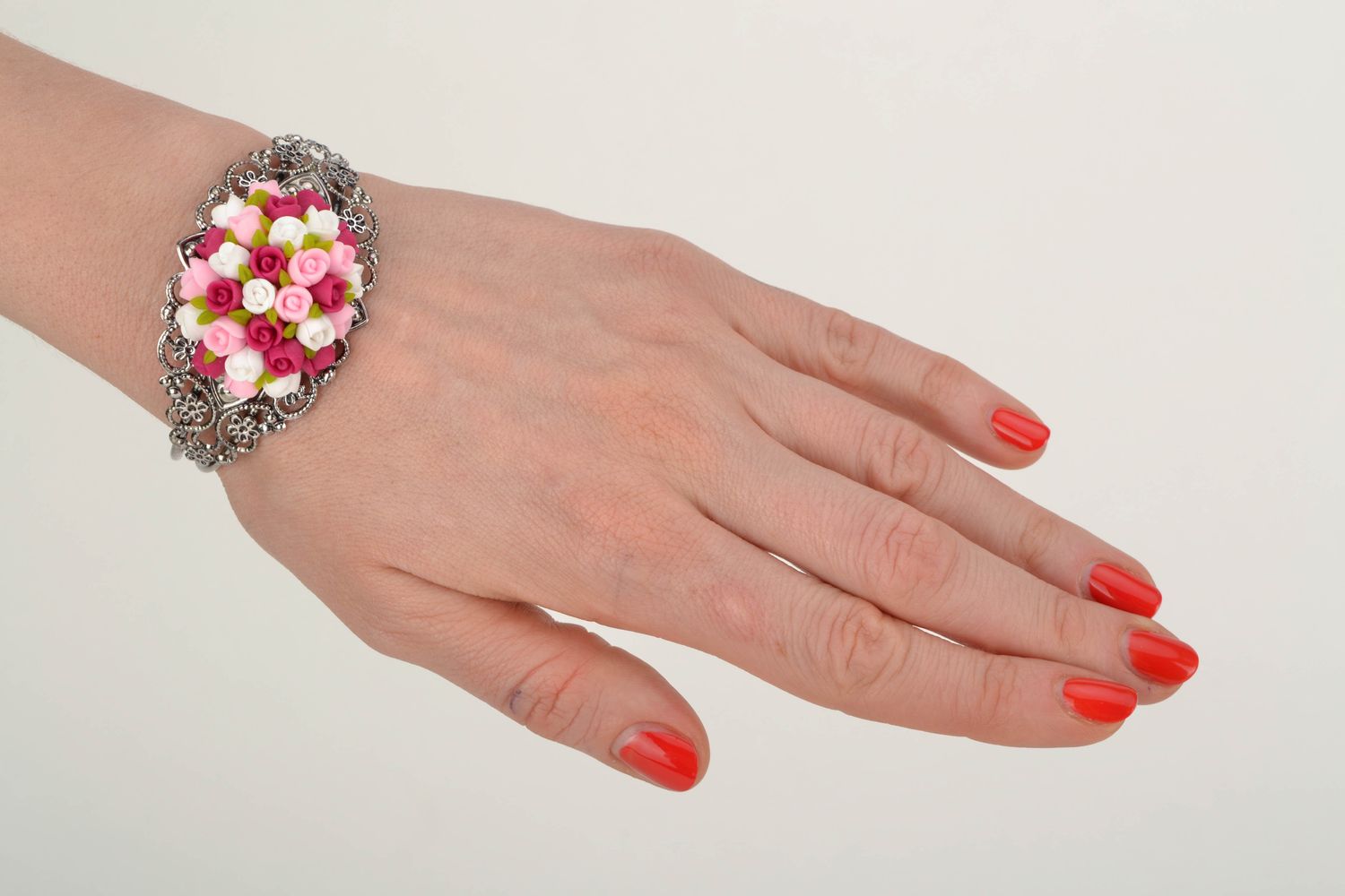 Metal bracelet with plastic flowers photo 2