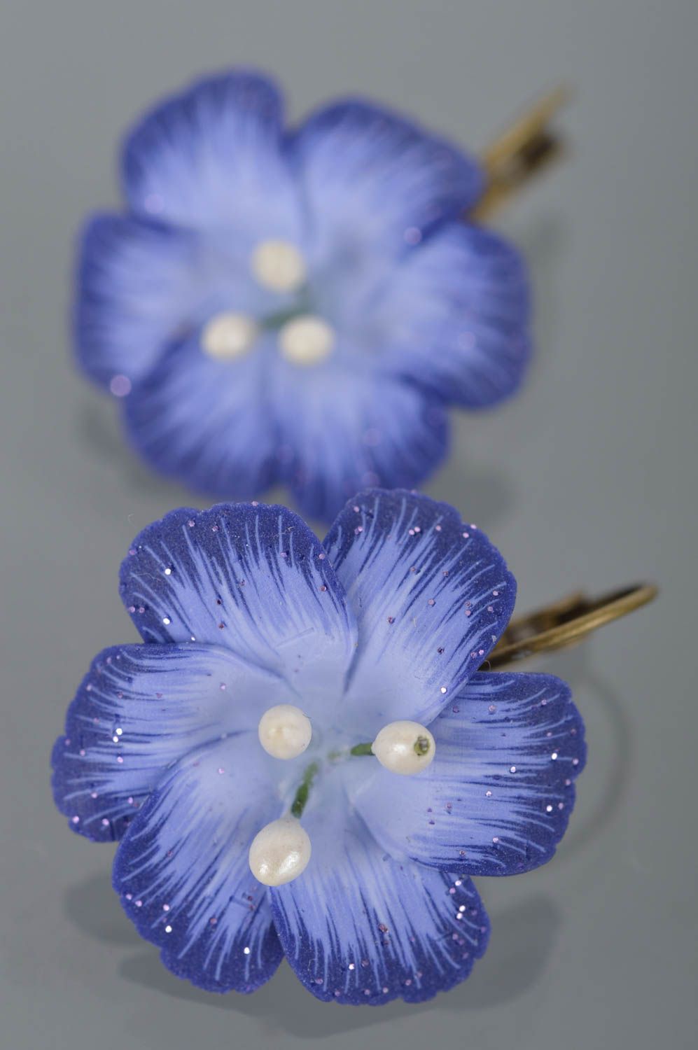 Серьги цветы из полимерной глины синие с тычинками крупные ручной работы фото 4