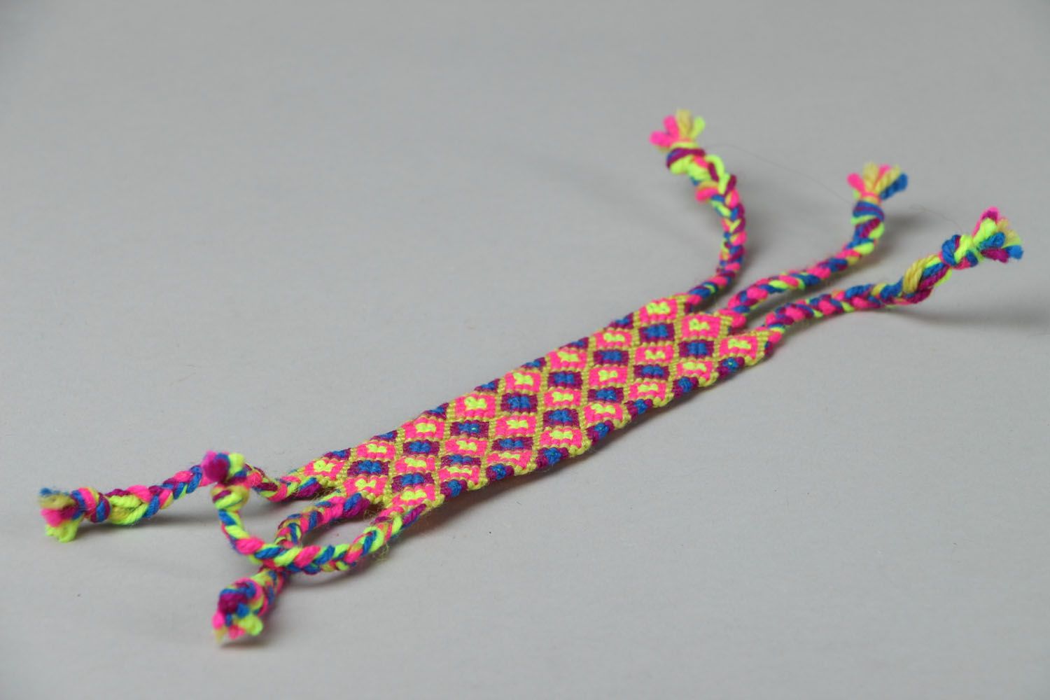 Плетеный браслет на руку Яркая геометрия фото 2