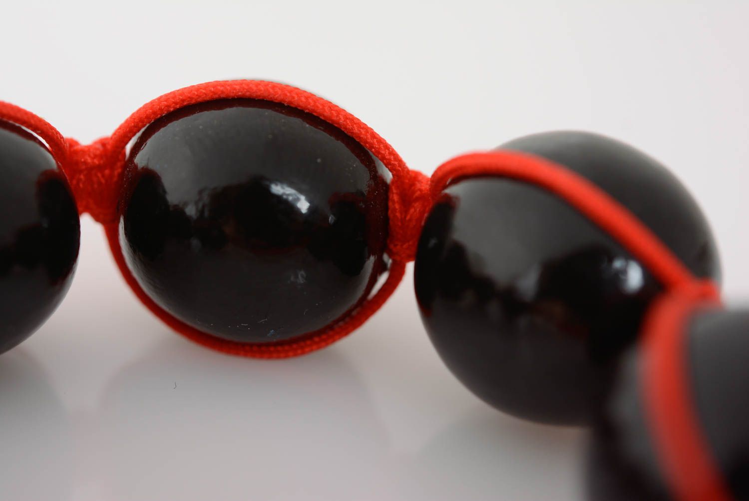 Bracelet en perles plastiques noires et lacet rouge tressé macramé fait main photo 2