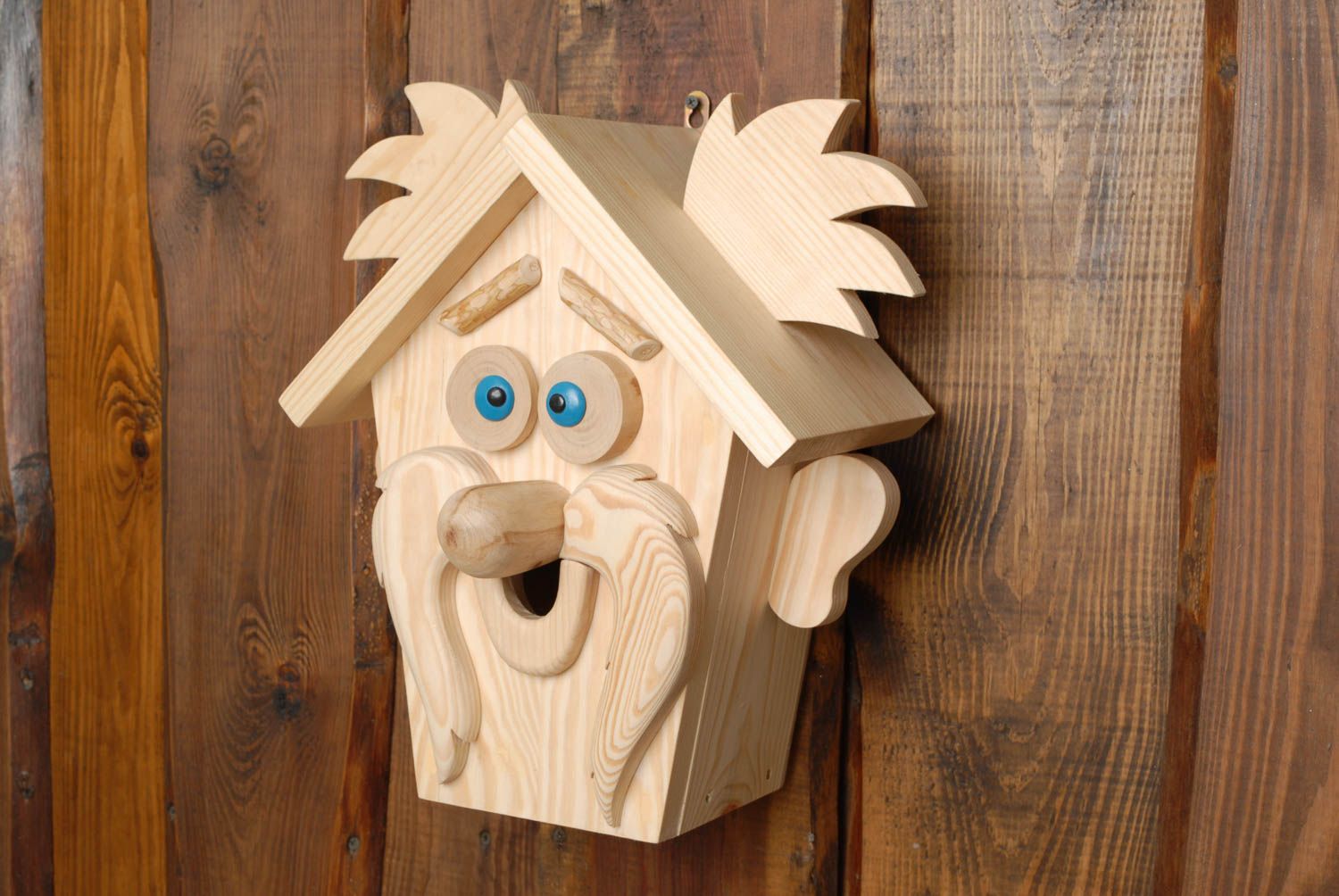 Nichoir pour oiseaux original en bois fait main design en forme de domovoï photo 1