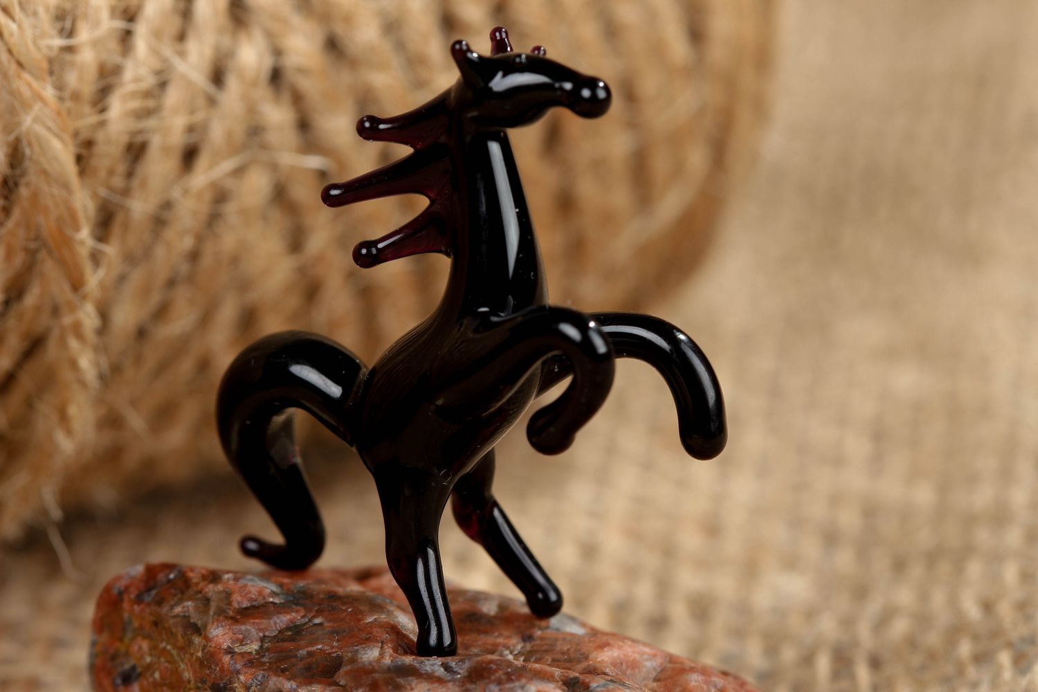 Фигурка из стекла в технике лэмпворк ручной работы Лошадь черная фото 4