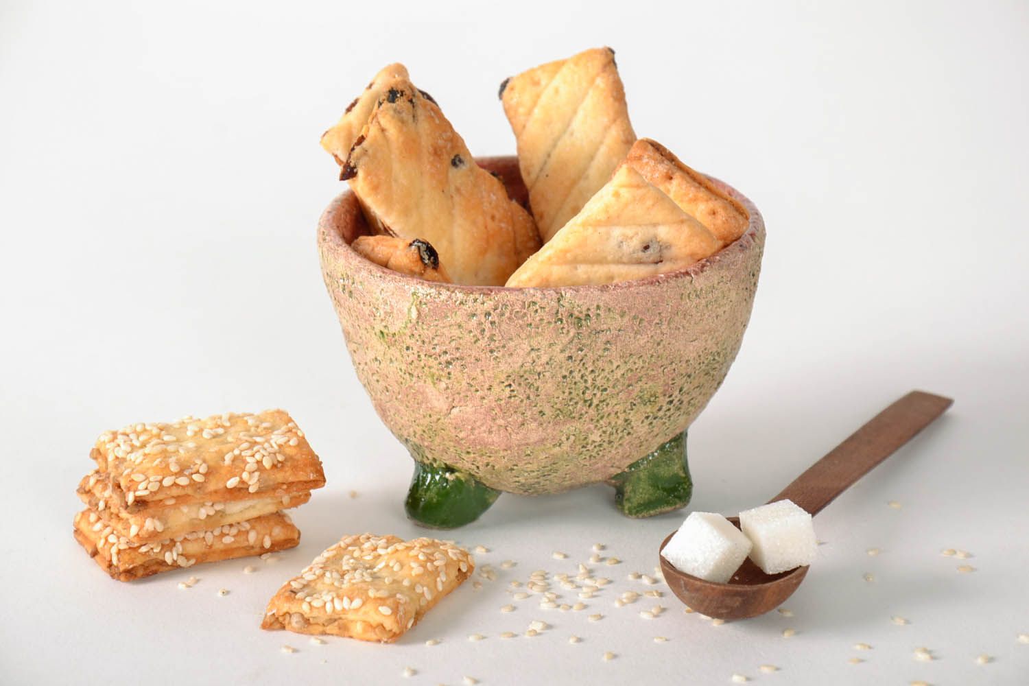 Tigela de cerâmica feita à mão coberta com esmalte para servir alimentos, doces e biscoitos foto 1