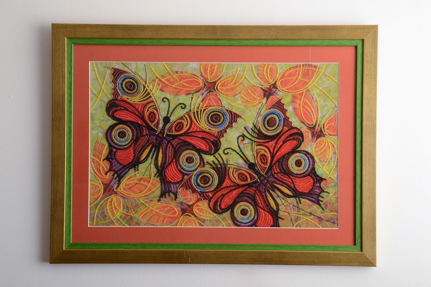 Прямоугольная картина из бисера вышитая по ткани Бабочки разноцветные фото 1