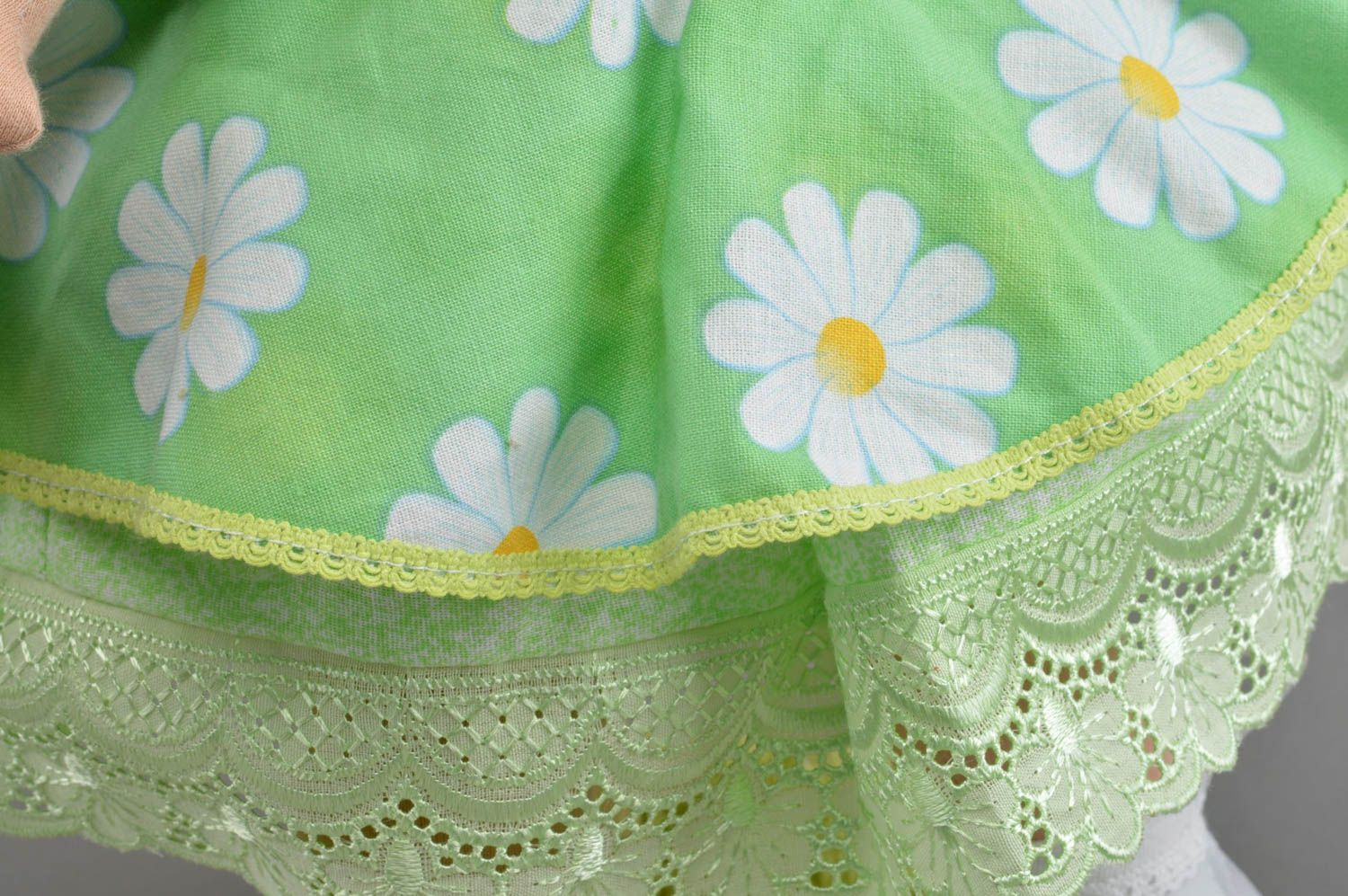 Хлопковое платье с панамой для куклы зеленые в цветочек 2 изделия ручной работы фото 3