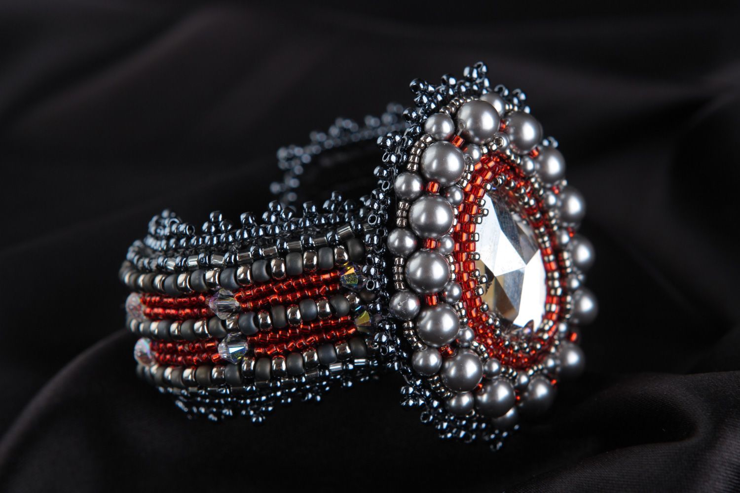 Massives besticktes graues handgemachtes Armband mit Glasperlen für Abendkleid foto 5