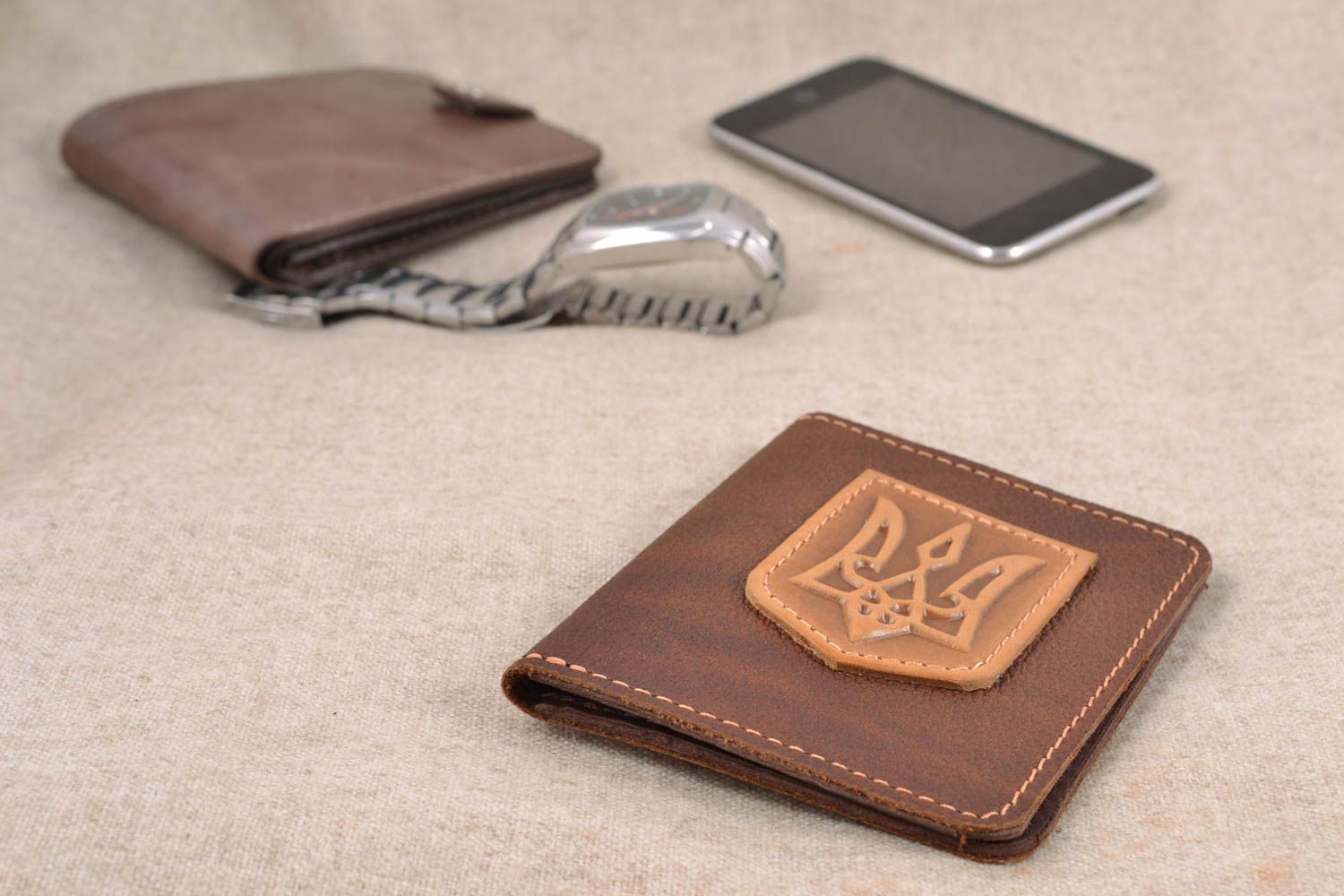 Porte carte grise fait main original en cuir naturel de couleur brun Armoiries photo 1