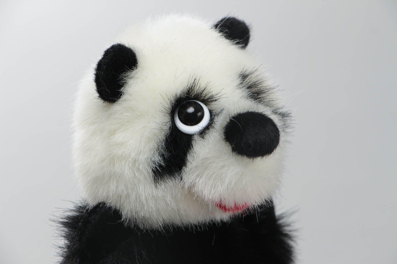 Panda Kuscheltier Handpuppe aus Kunstpelz handmade schwarz weiß klein foto 3