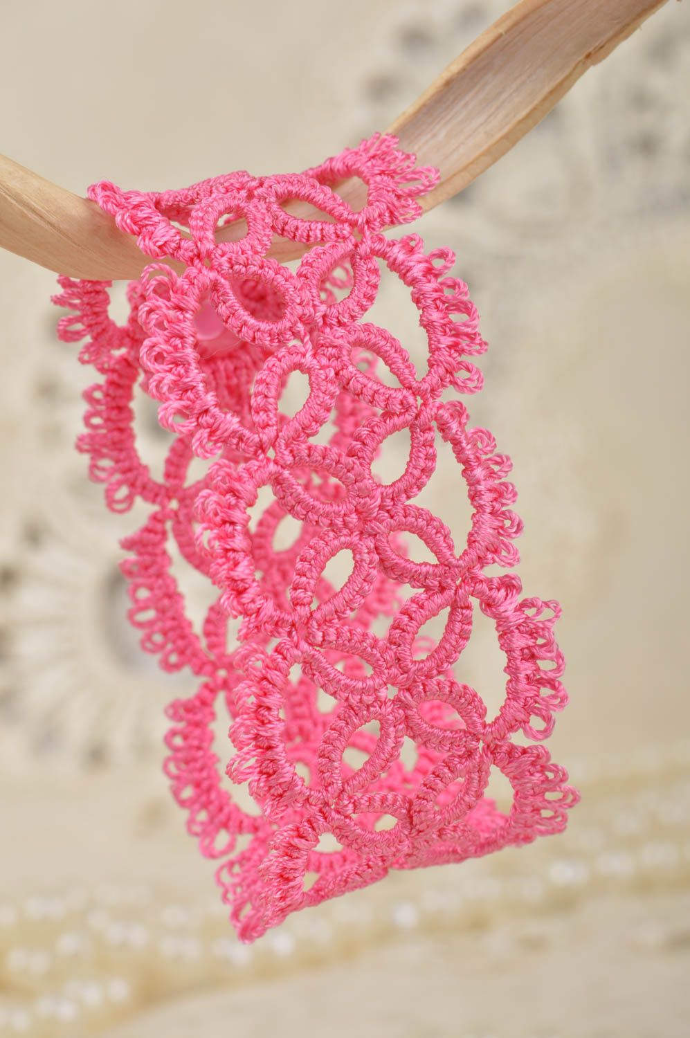 Плетеный браслет в технике фриволите ручной работы розовый красивый для девушки фото 3
