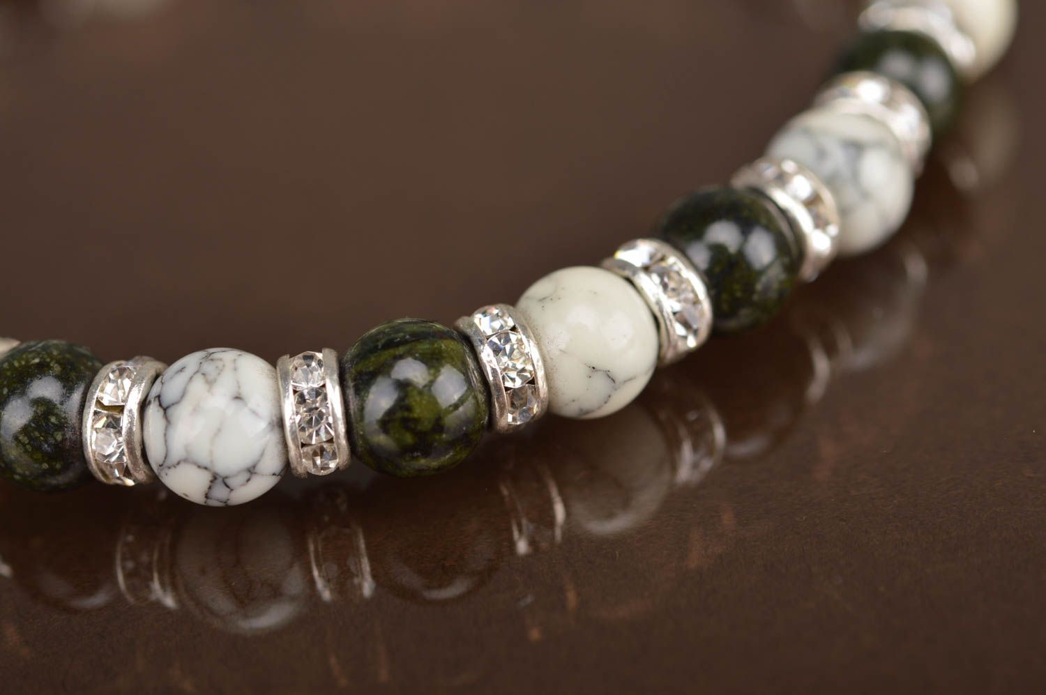 Bracelet en perles fantaisie rondes blanc vert foncé accessoire fait main photo 3