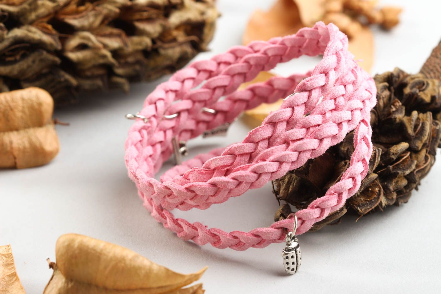 Bracelet rose Bijou fait main cordons de daim avec breloques Cadeau pour femme photo 1