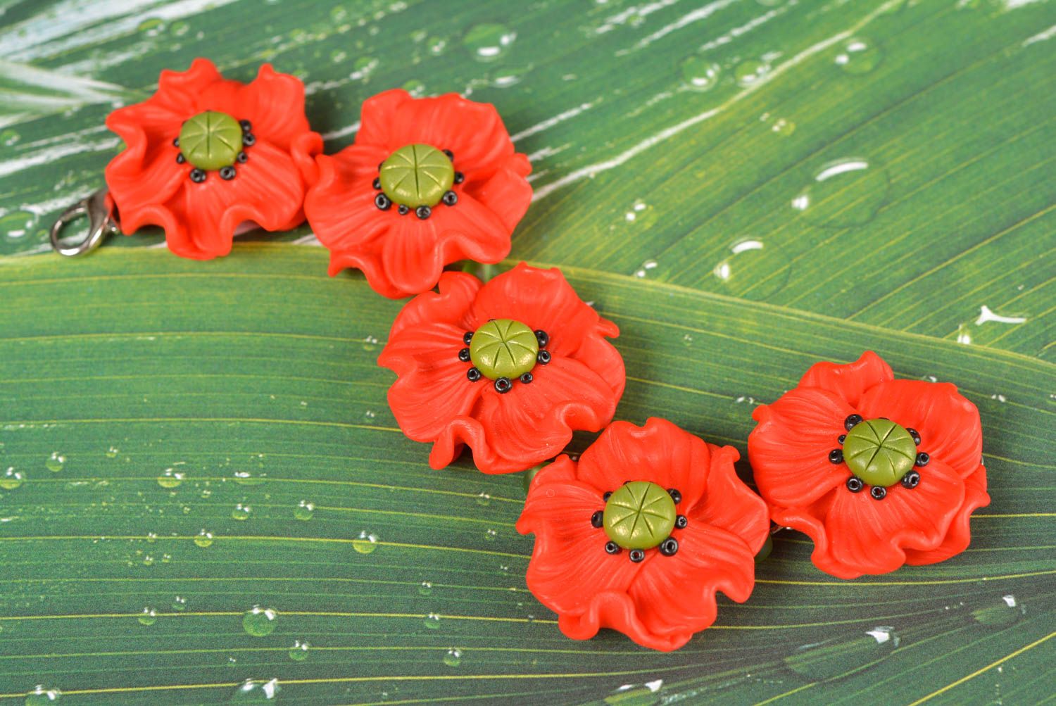 Pulsera con flores de amapola roja de arcilla polimérica hecha a mano foto 1