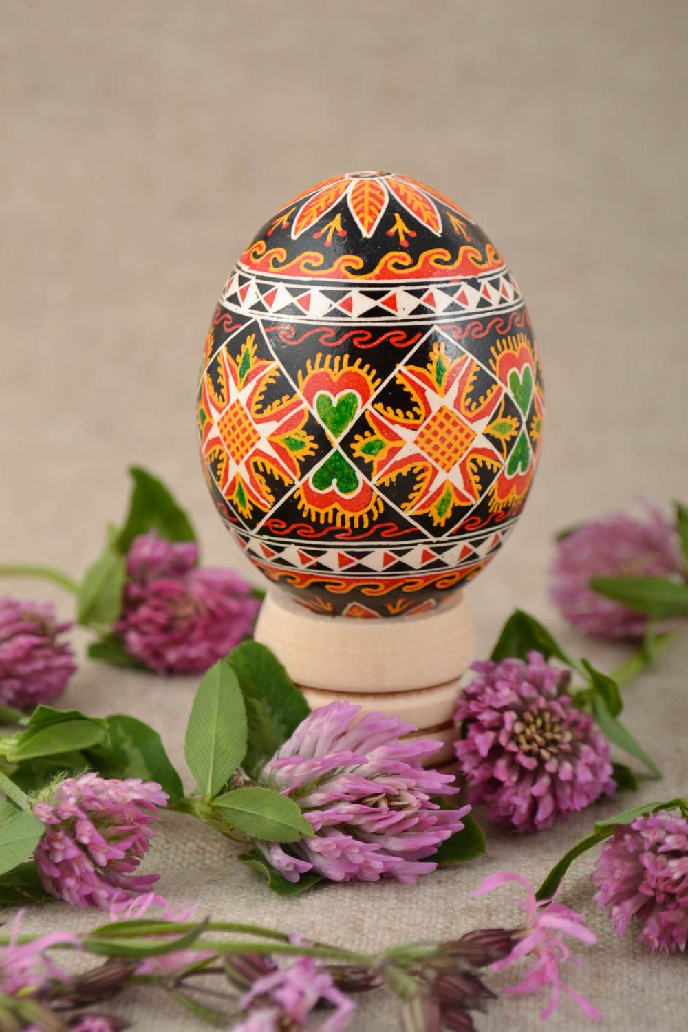 Huevo de Pascua artesanal pintado con acrílicos bonito y vistoso foto 1
