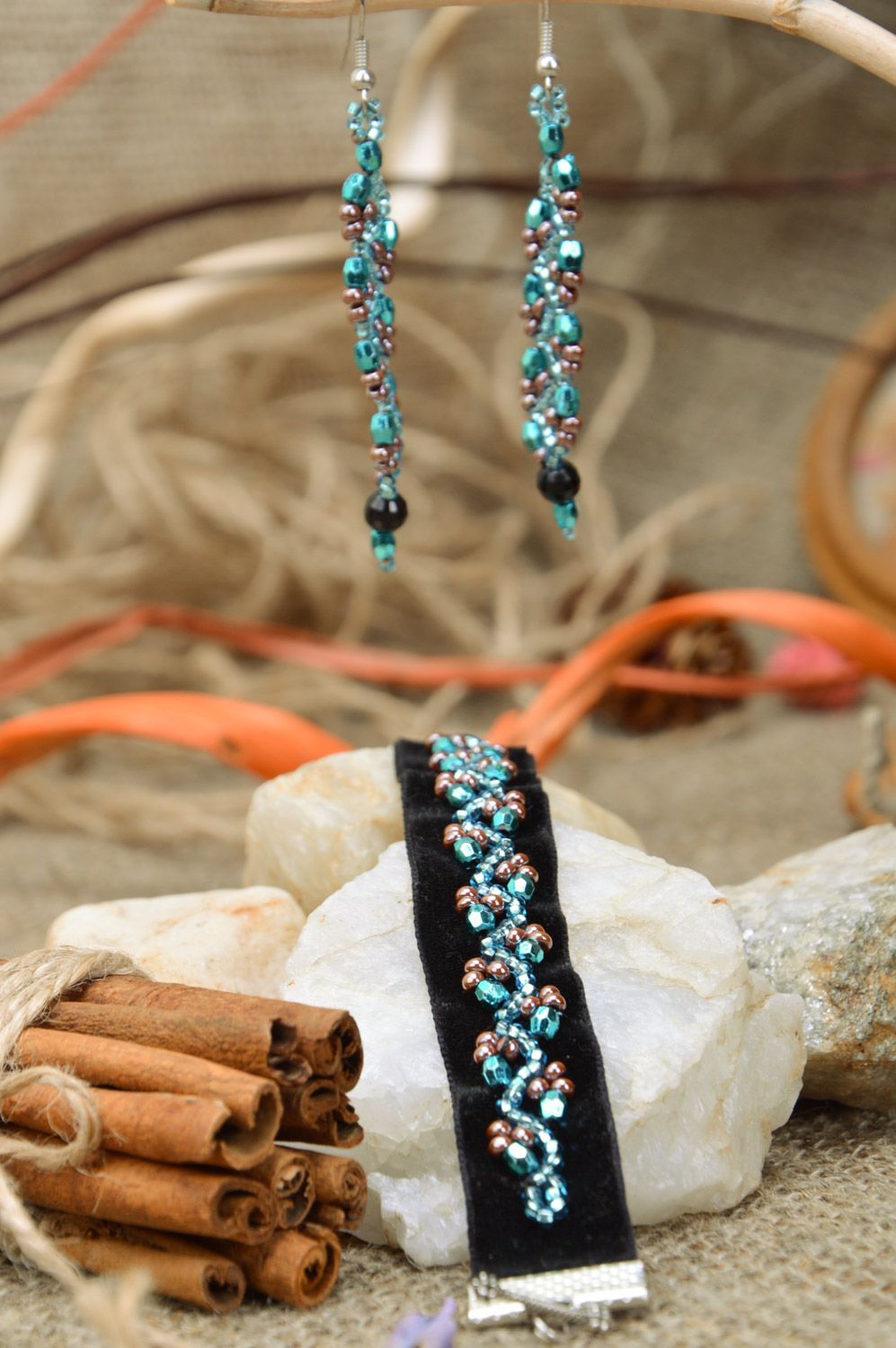 Boucles d'oreilles et bracelet artisanaux de tissu et perles de rocaille foncés photo 1