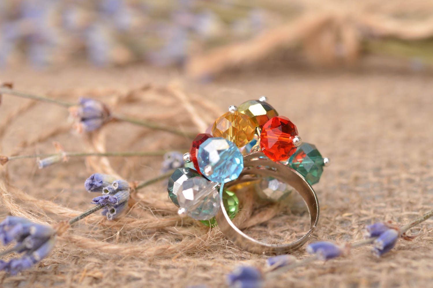 Разноцветное кольцо из бусин с регулируемым размером ручной работы фото 1