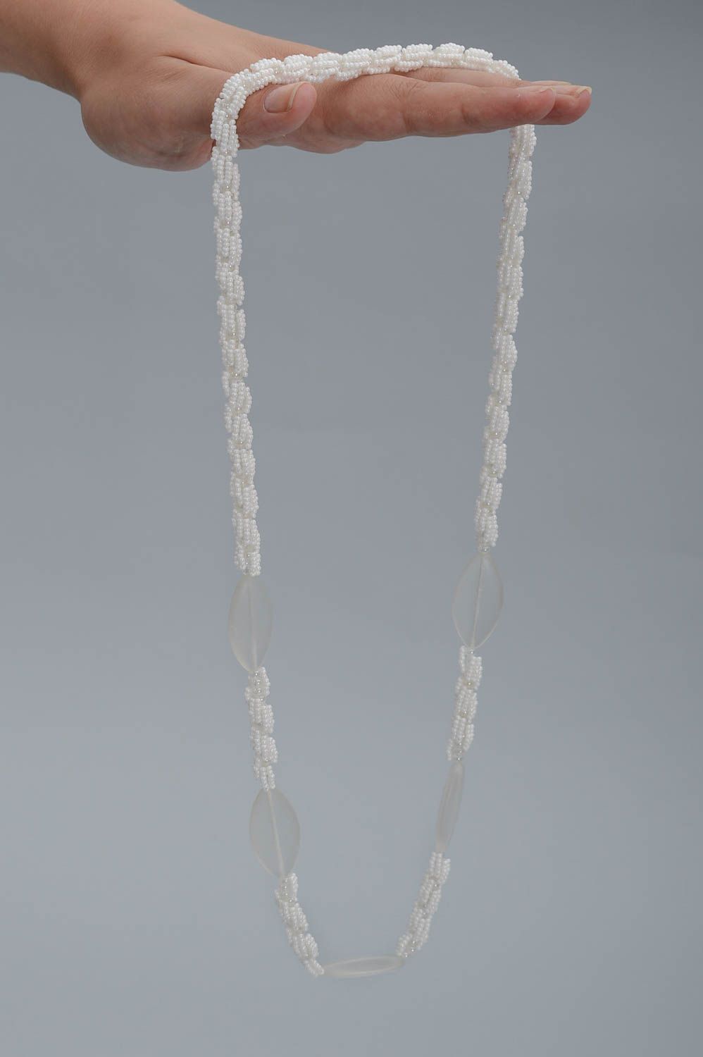Collier perles de rocaille Bijou fait main blanc Accessoire pour femme photo 5