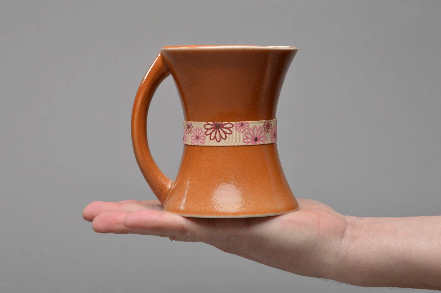 Taza de porcelana hecha a mano de forma original marrón bonita para tomar té foto 4
