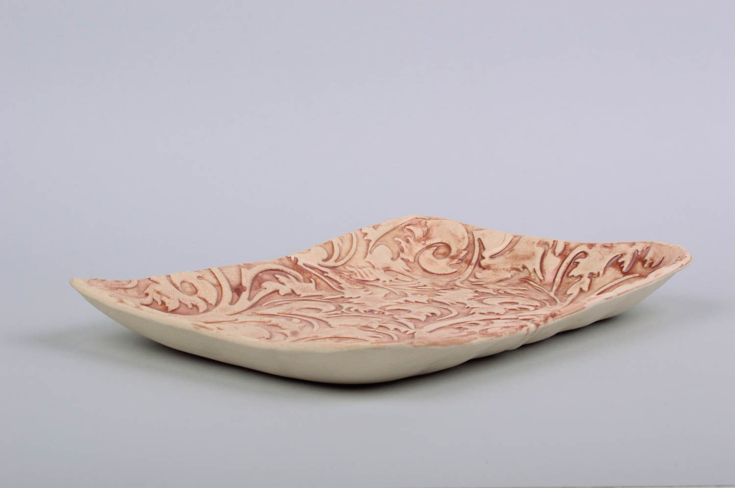 Handgemachter keramischer rechteckiger Teller aus Ton mit Glasur Bemalung  foto 3