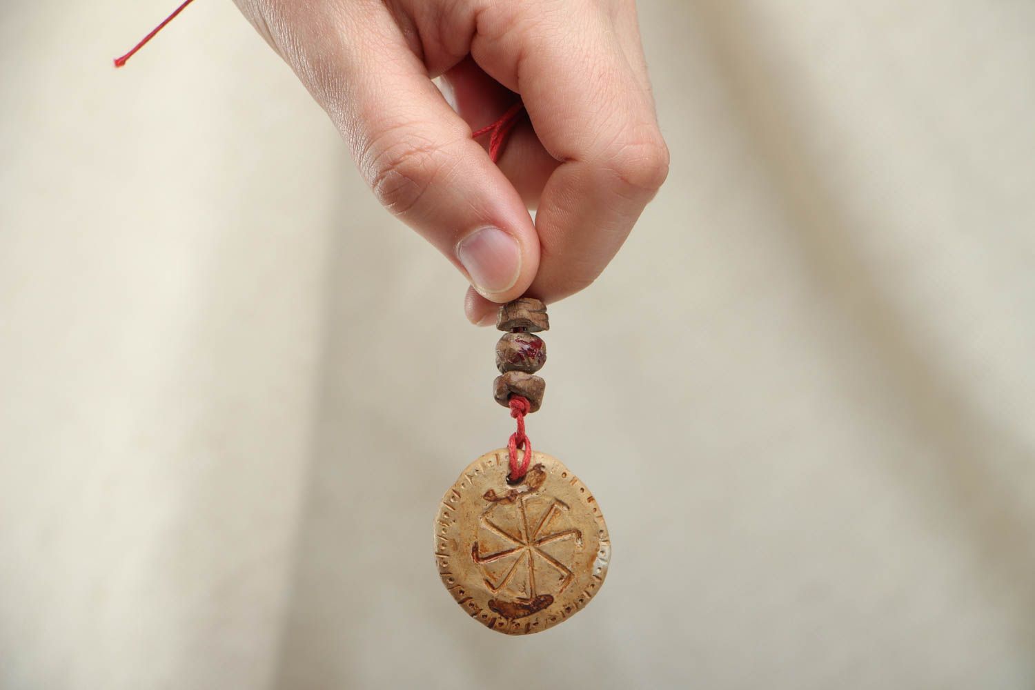 Pendentif amulette en argile fait main photo 4