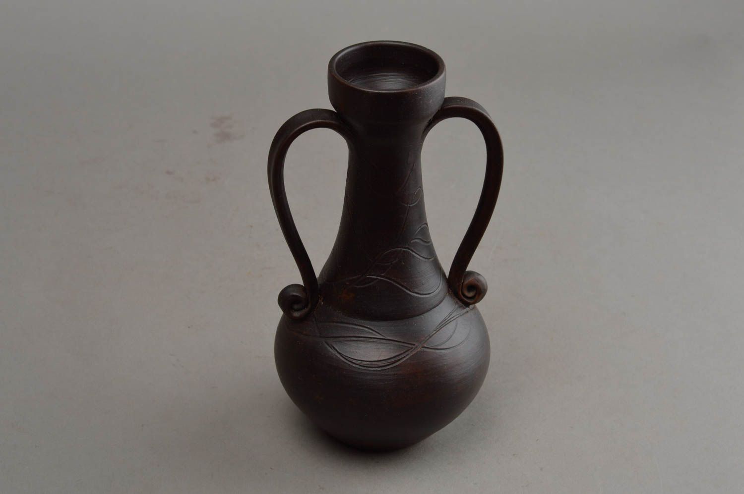 Глиняная ваза с двумя ручками и узором изделие ручной работы для декора дома фото 8