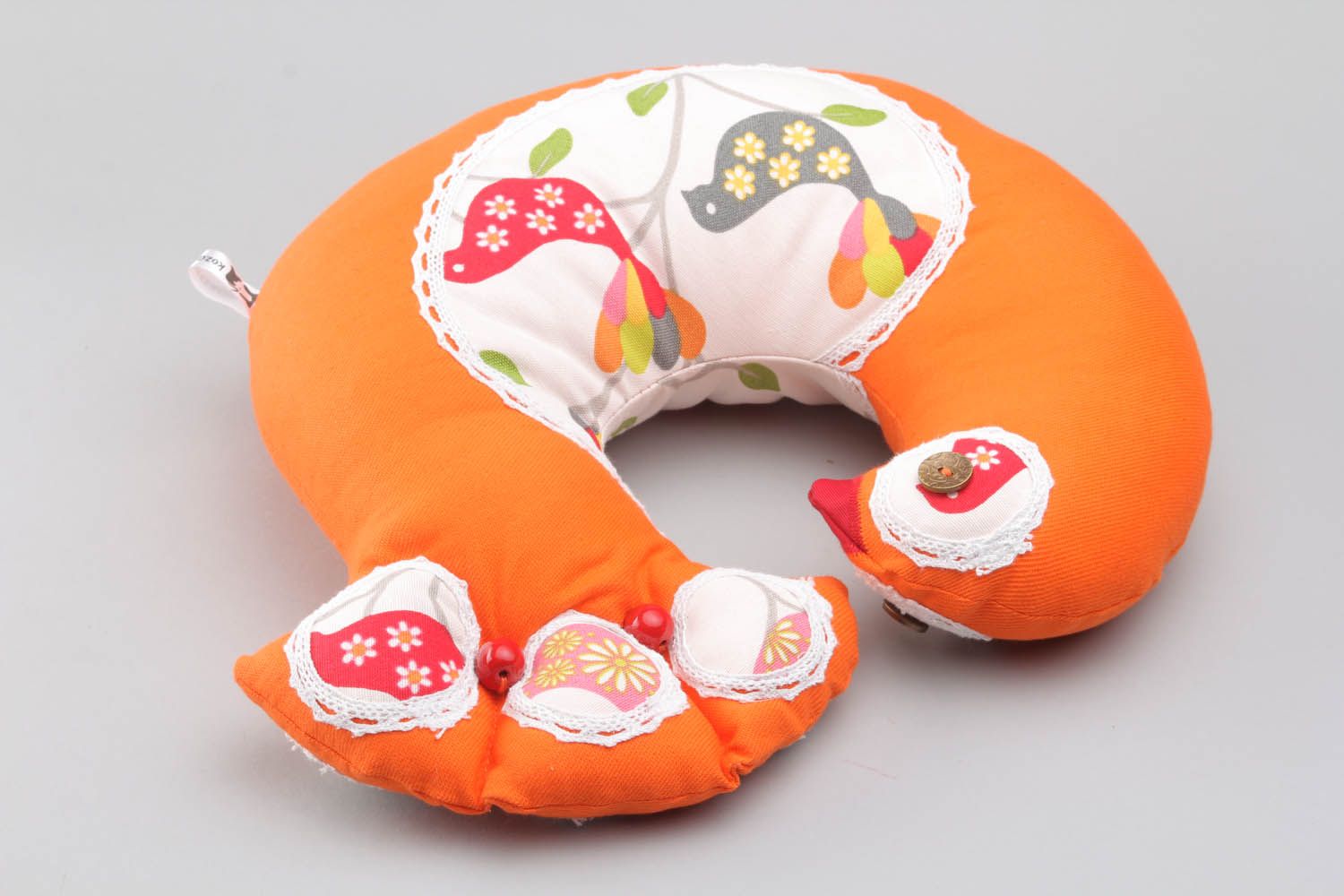 Brinquedo travesseiro feito à mão de tecido decorado com bordados Rola foto 3