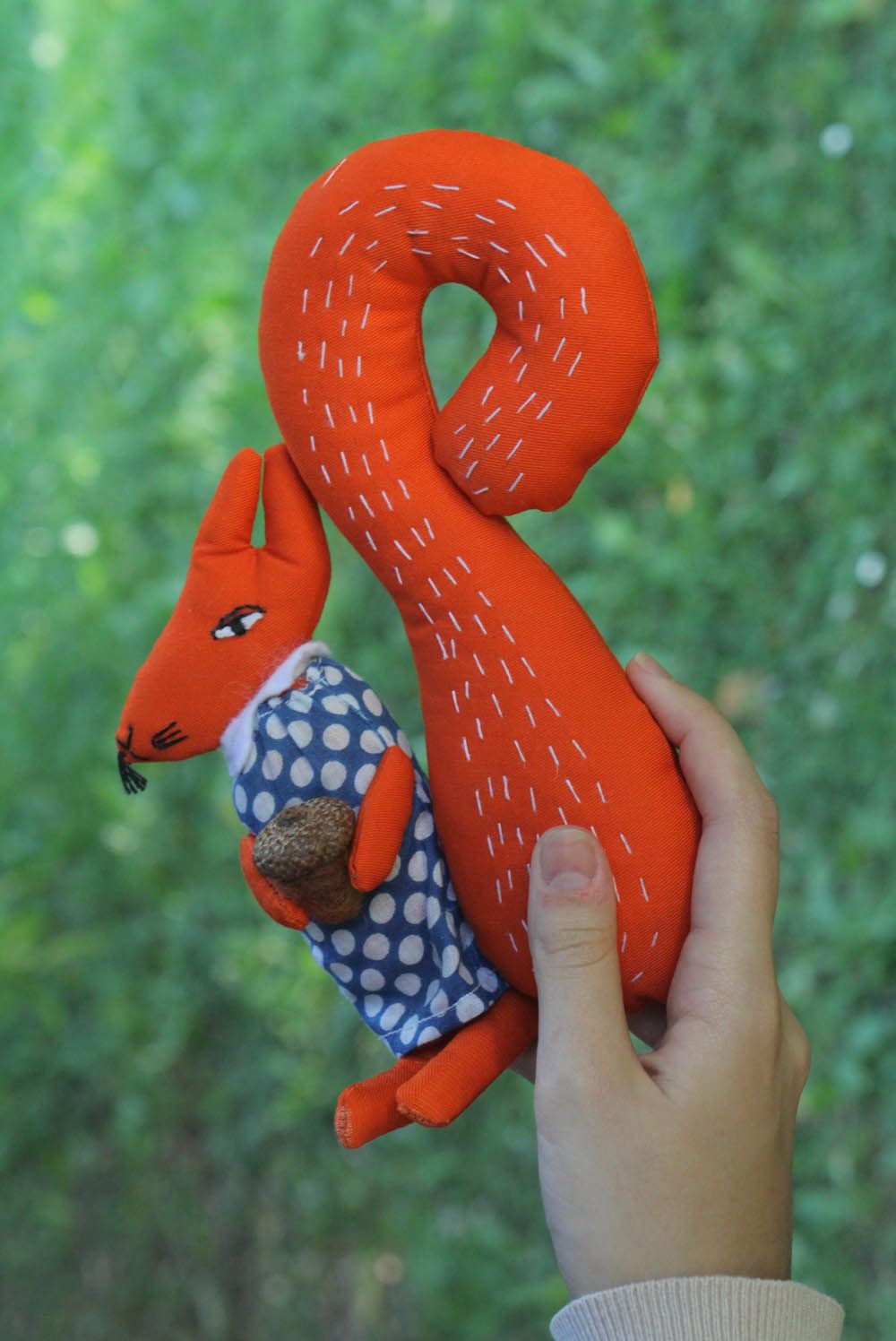 Brinquedo macio têxtil feito à mão de tecido para decoração do interior de materiais naturais Esquilo foto 5