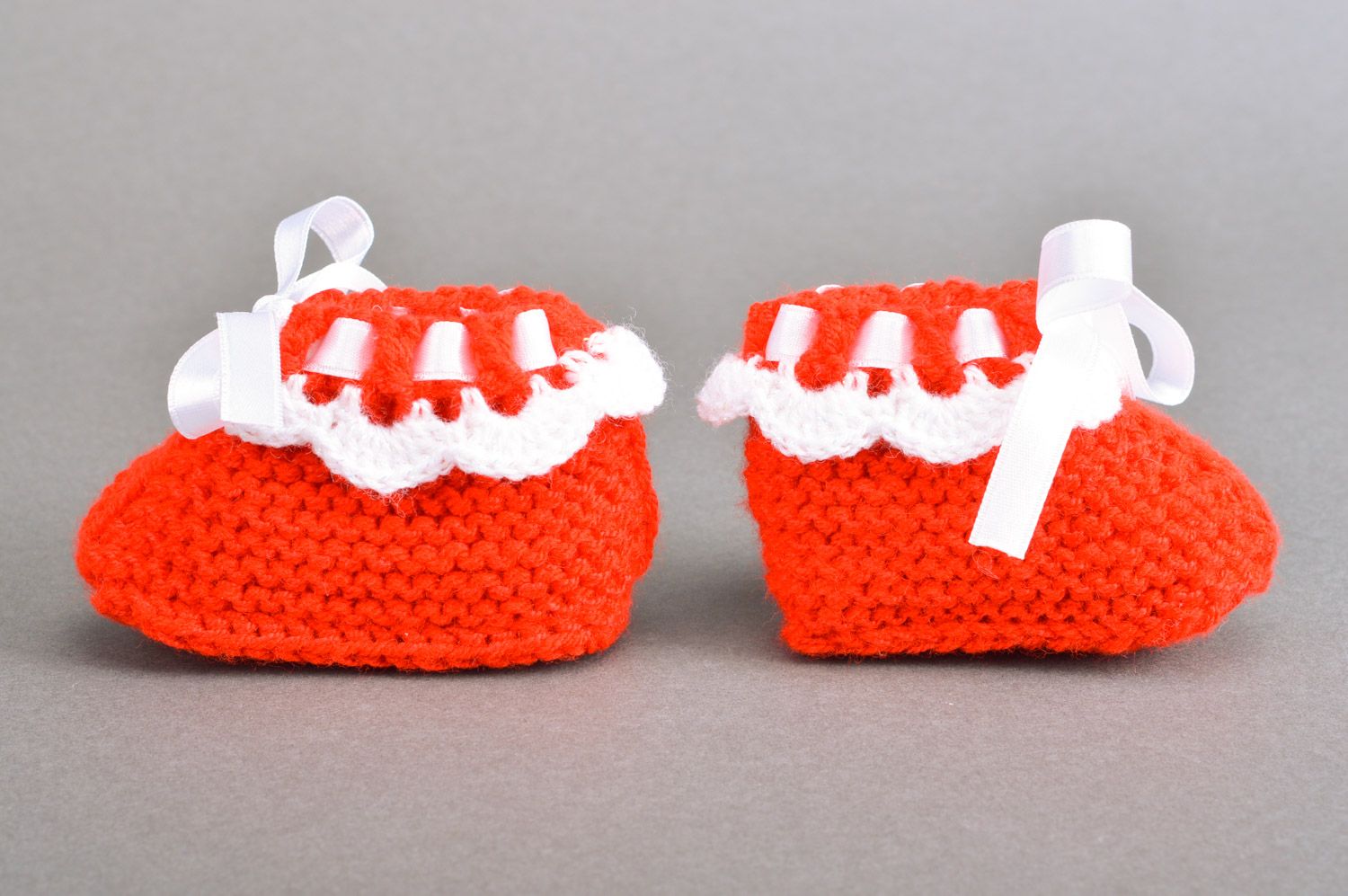 Сhaussons de bébé tricotés rouges avec rubans de satin blancs faits main   photo 2