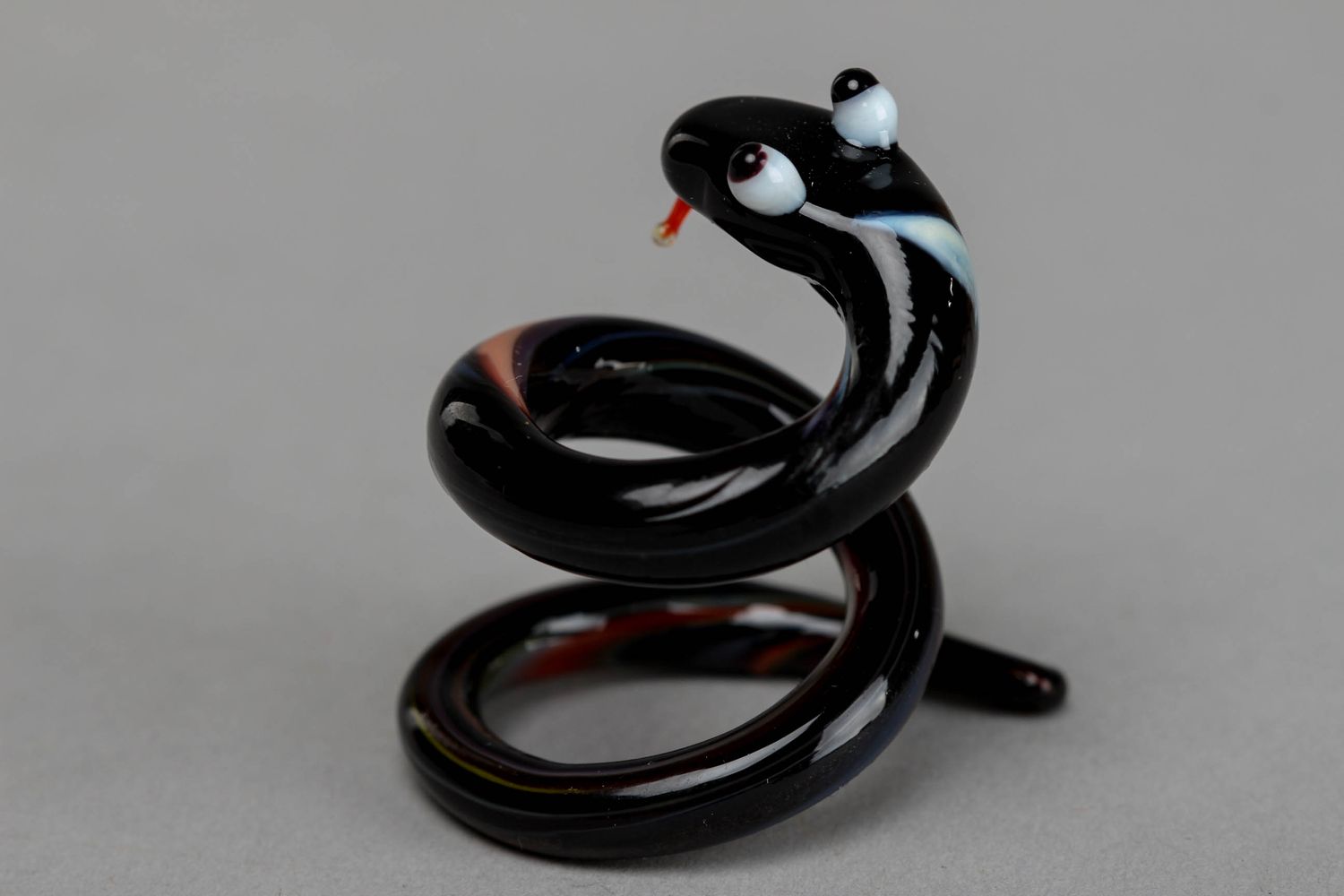 Фигурка змеи из стекла в технике лэмпворк фото 2