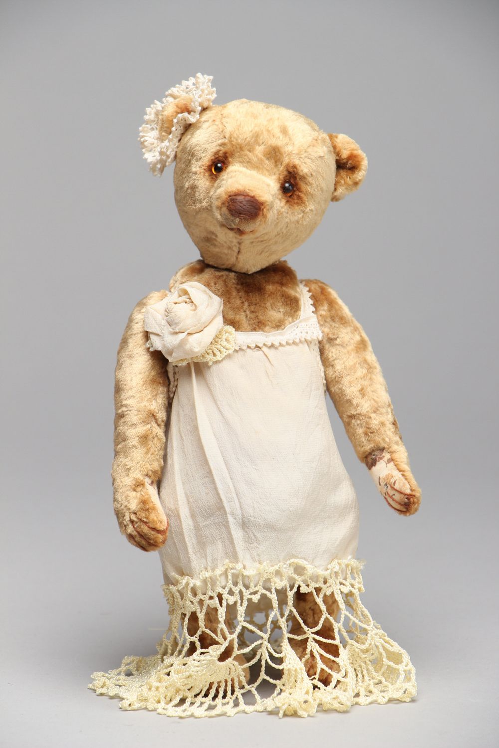 Игрушка в винтажном стиле медведица в светлом платье  фото 1