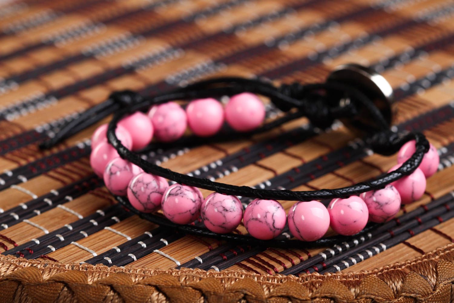 Розовый браслет из бусин ручной работы авторская бижутерия браслет из коралла фото 1