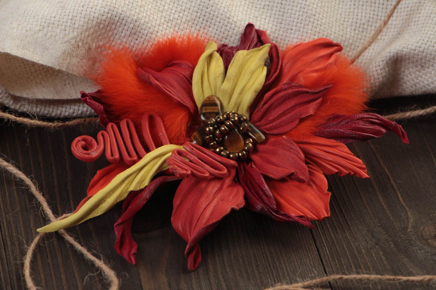 Broche en cuir naturel pince à cheveux faite main fleur rouge de créateur photo 1