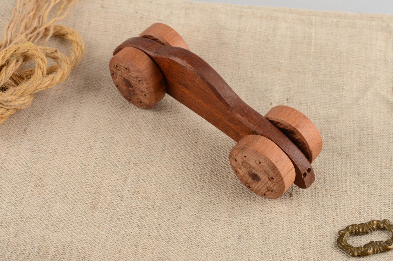 Деревянная экологически чистая игрушка машинка на колесах для мальчиков фото 1