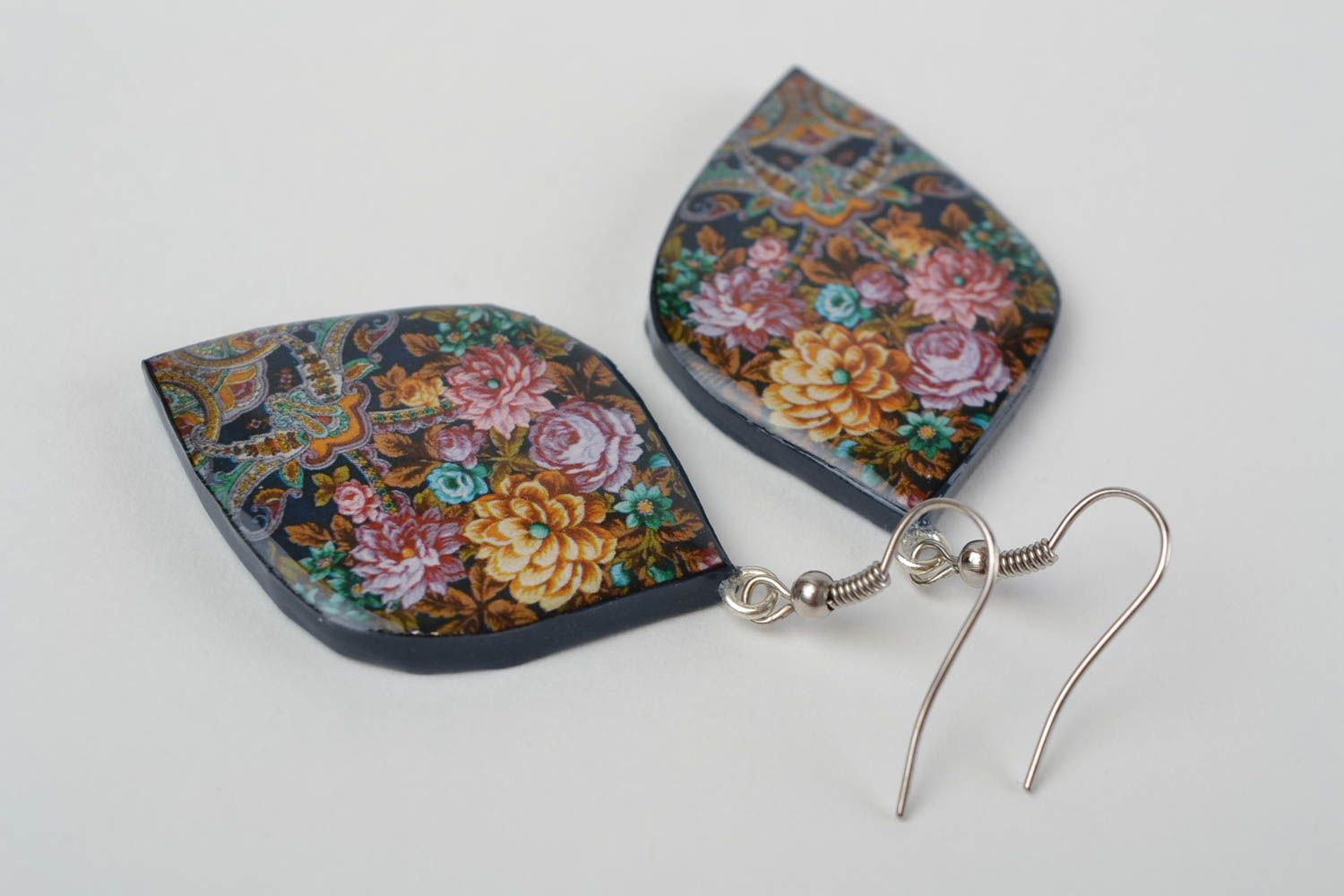Pendientes de arcilla polimérica con flores de decoupage artesanales hermosos foto 4