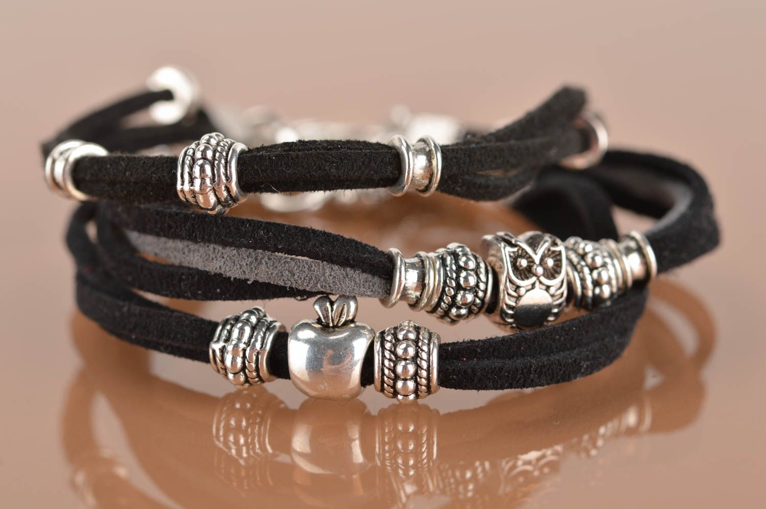 Bracelets en daim faits main accessoires noirs 3 pièces avec métal bijoux photo 5