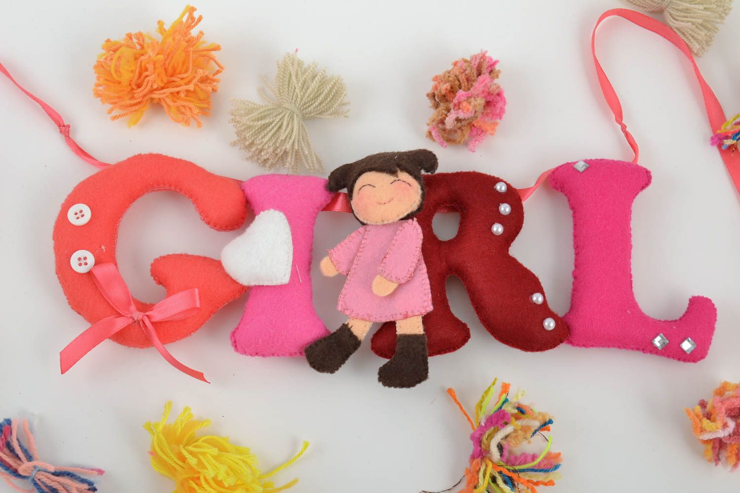 Mot décoratif en feutre fait main de couleurs roses avec fille à suspendre GIRL photo 1